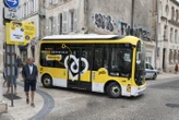À La Rochelle, des navettes électriques sillonnent le centre-ville gratuitement, grâce aux amendes de stationnement