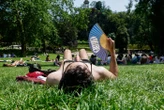 Canicule : Paris ouvre la totalité de ses parcs et jardins 24 heures sur 24, 1 500 climatiseurs arrivent dans les écoles