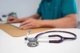 Yvelines : un médecin placé en garde à vue après des accusations de viols et d’agressions sexuelles sur des patientes