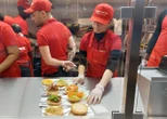 Five Guys passe au halal et supprime l’alcool dans six de ses restaurants en France pour attirer le « plus grand nombre » de clients