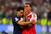 PSG-Arsenal (1-1, 4-3 t.a.b.) : l’émouvante accolade entre Marquinhos et Gabriel, auteur d’un tir au but manqué