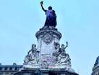 Le maire de Paris Centre porte plainte pour dégradation de la statue de la République, cible de nombreux tags.