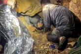 « Nous dormions enlacés » : le témoignage bouleversant d’un des cinq survivants piégés onze jours sous terre au Laos