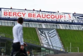 « Des milliards pour les multinationales » : des militants d’Attac déploient une banderole sur le toit de l’Accor Arena, un message XXL pour Bercy