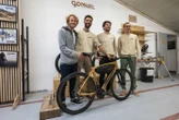 « Il faut sortir du tout carbone » : les vélos en bois « made in La Rochelle » ont séduit le navigateur François Gabart