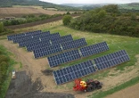 « Ici l’énergie solaire ne grignote pas les terres agricoles » : des panneaux solaires sur des champs d’orge dans le Puy-de-Dôme