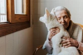 Contraints de laisser leur animal en quittant leur domicile, ces seniors revivent grâce aux visites de leur compagnon à quatre pattes