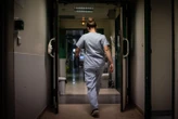 « Elle devait emmener le petit pour un examen » : une femme s’introduit dans un hôpital allemand et vole un bébé