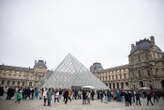 « Il veut se mettre sur les sujets populaires » : Macron au Louvre ce mardi, au chevet du plus grand musée du monde