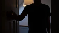 « Une femme nue se met à hurler » : après un mois d’absence, un étudiant découvre deux inconnus dans son appartement