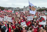 Amsterdam : vêtues de rouge, plusieurs milliers de personnes manifestent en soutien aux Palestiniens