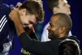 « Qu’est-ce qu’il fout là ? » : quand Léon Marchand découvre que Tony Parker va lui remettre sa médaille d’or