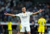 Kylian Mbappé reçoit les clés d’une BMW de plus de 100 000 euros… qu’il ne pourra pas conduire