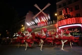 Les ailes du Moulin Rouge tournent de nouveau : les plus belles images de l’inauguration