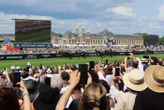 « Presque défigurée » : à Chantilly, une cavalière d’entraînement agressée par son compagnon le jour du Prix de Diane