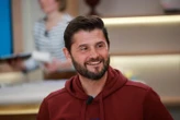 Christophe Beaugrand arrive sur M Radio pour interviewer des artistes de la chanson française