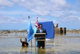 « Ne pas devenir un souvenir » : de l’eau jusqu’aux genoux, le ministre du climat de Tuvalu alerte sur la situation de l’archipel