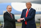 Tapis rouge, flatteries, accord de paix direct… comment Vladimir Poutine a mis Donald Trump dans sa poche ?