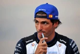 « Ils en font un peu trop en montrant nos copines » : le coup de gueule de Carlos Sainz sur les images télé de la F1