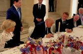 « Ça a été une surprise » : le récit de la signature historique de l’accord entre les États-Unis et l’Iran par Donald Trump à Versailles