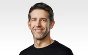 Qui est John Ternus, le nouveau PDG d’Apple qui va succéder à Tim Cook ?