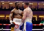 « Je n’aime pas boxer ce genre de gars » : la superstar Canelo bat Scull aux points à Ryad