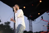 Amir triomphe aux Francofolies belges, après un appel au boycott : « Une seule réponse à la haine, c’est l’art »