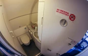 Il collait son téléphone à la cuvette des toilettes de l’avion pour filmer des jeunes filles : un steward condamné à 18 ans de prison
