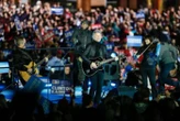 « Je vais devoir me calmer ce soir » : malade, Bon Jovi interrompt son concert au Madison Square Garden