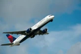 « De la fumée puis des flammes » : une batterie portable prend feu à bord, un vol Delta Airlines dérouté d’urgence