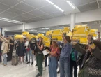 « Enfants discriminés, Vueling doit s’excuser » : le stand de la compagnie à Orly visé par une action coup de poing