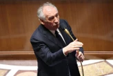 Motion de censure : pour la 8e fois, François Bayrou se maintient en poste