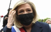 Présidentielle 2022 : un sondage donne Le Pen légèrement devant Macron au premier tour