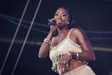 Aya Nakamura « brûle » une banderole raciste d’un groupuscule d’extrême droite pour l’ouverture de son premier concert au Stade de France