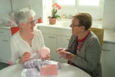 « Je suis heureuse de rendre service » : à 95 ans, Suzanne tricote des prothèses mammaires en coton pour les femmes atteintes de cancer du sein