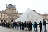 Paris : un homme qui projetait de faire sauter le Louvre et une synagogue mis en examen et écroué