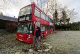 Un Rouennais a transformé un bus londonien en boutique dans un village de Seine-Maritime : « C’est kitsch à souhait ! »