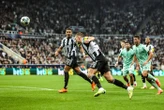 Tête surpuissante enroulée dans le petit filet opposé : l’incroyable but de l’Anglais Dan Burn en Ligue des champions avec Newcastle