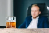 « L’alcool me permet de tenir le coup au travail » : le témoignage de Benjamin, patron et addict