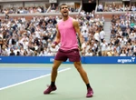 « Un sentiment incroyable » : Carlos Alcaraz ne laisse aucune chance à Novak Djokovic et file en finale de l’US Open