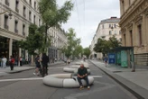 « Lieu de vie » ou « zadisation de l’espace public » : à Lyon, les nouveaux bancs ne laissent pas indifférent