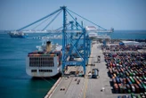 Saisie « historique » de 26 tonnes de tabac de contrebande dans le port de Marseille-Fos