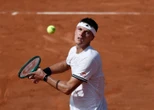Roland-Garros : les images impressionnantes de Jakub Mensik, effondré sur le court et incapable de bouger après sa victoire