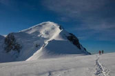 Mont-Blanc : un alpiniste d’une vingtaine d’années meurt après une chute de plusieurs centaines de mètres