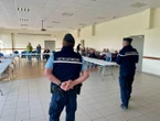 Des gendarmes au conseil municipal : l’image improbable d’un bourbier sans fin à Aure-sur-Mer