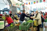 Halle gourmande, charme médiéval… Les plus beaux marchés du Puy-de-Dôme à découvrir cet été