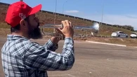 VIDÉO. Qui est ce trompettiste brésilien qui nargue Bolsonaro à chacune de ses apparitions ?
