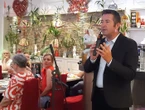 Fête de la Musique : quand de Karl Olive fait le chanteur dans un restaurant de Poissy