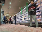 «Les animaux aussi y laissent des plumes»: L214 dénonce les élevages intensifs dans un Carrefour de Massy
