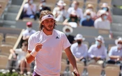 Roland-Garros : Tsitsipas se qualifie pour la finale avant de fondre en larmes sur le court
